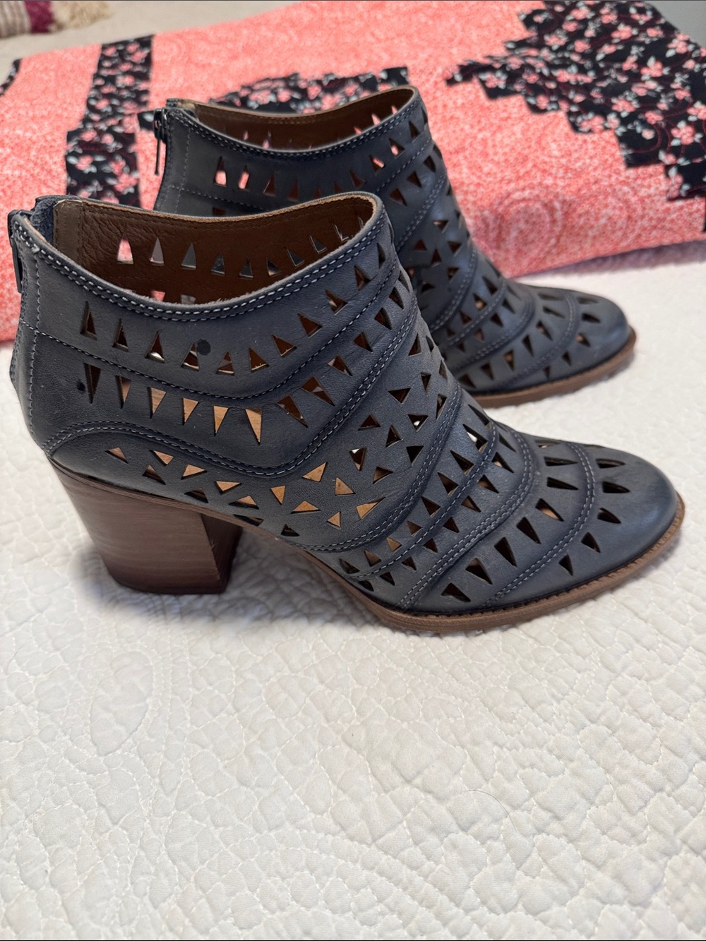 Soft westwood Cutout Block Heel Ankle Boot in Slate Blue Sz.8